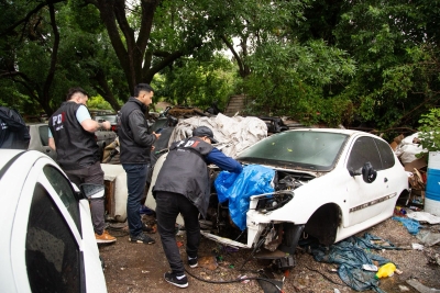 V. G. Gálvez: clausuran un predio de venta de auto partes y secuestró más de 300 autos
