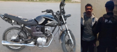 Detienen a hombre con moto robada