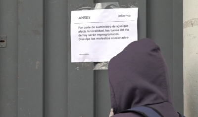 Malestar en usuarios de ANSES de Villa Gobernador Gálvez por falta de atención debido a problemas con el agua