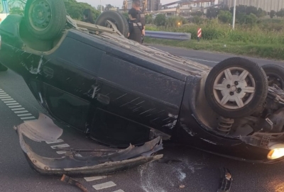 Accidente en Circunvalación: un automóvil quedó volcado y genera demoras