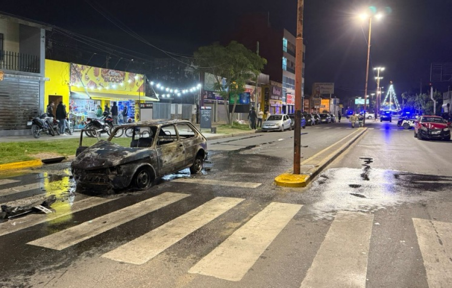 Violento accidente de tránsito en V.G.Gálvez: dos heridos y un auto incendiado