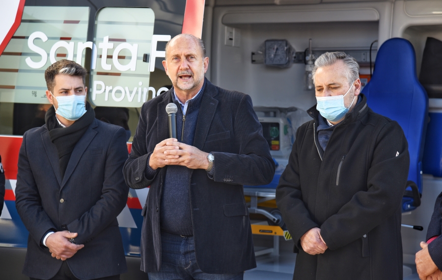 Perotti entregó ambulancia al Hospital Gámen