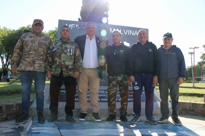 Honrando a los Héroes: Placa en la Plaza a la Madre de Villa Gobernador Gálvez