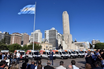 Entregan 49 ambulancias y minibuses 0 Km a localidades de siete departamentos