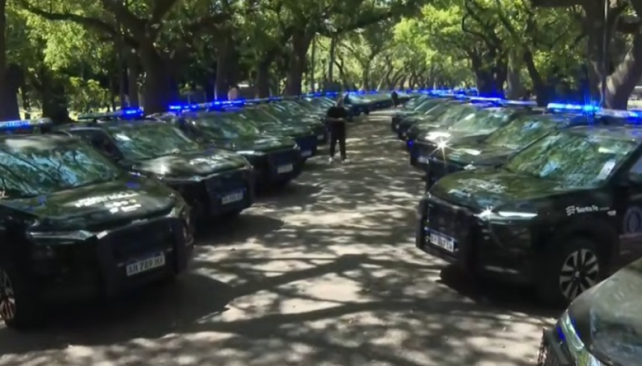 Seguridad: la Provincia entregó 100 camionetas 0 km a las Fuerzas Federales para reforzar el patrullaje en Rosario