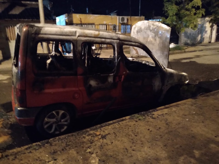 Se prendió fuego una Berlingo