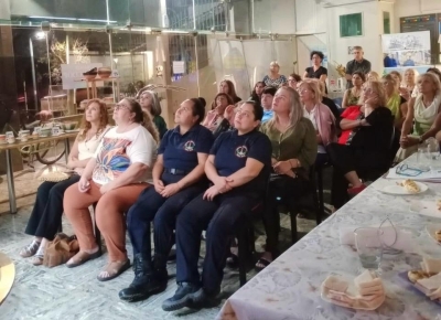 Celebración del Día de la Mujer Trabajadora en el banco: promoviendo el arte local y la conciencia social