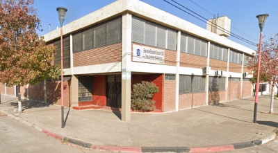 Le robaron el celu a un alumno en la puerta de su escuela