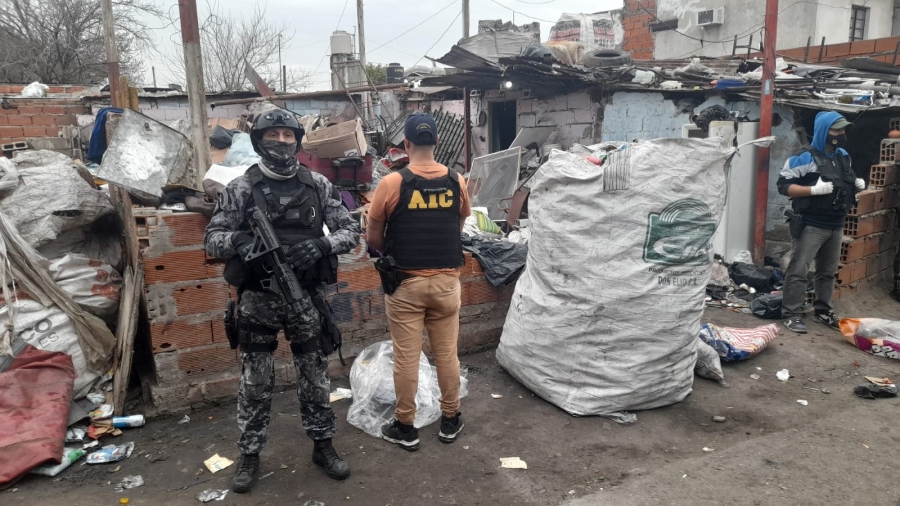 La AIC allanó una chatarrería y detuvo a cuatro hombres