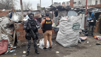 La AIC allanó una chatarrería y detuvo a cuatro hombres
