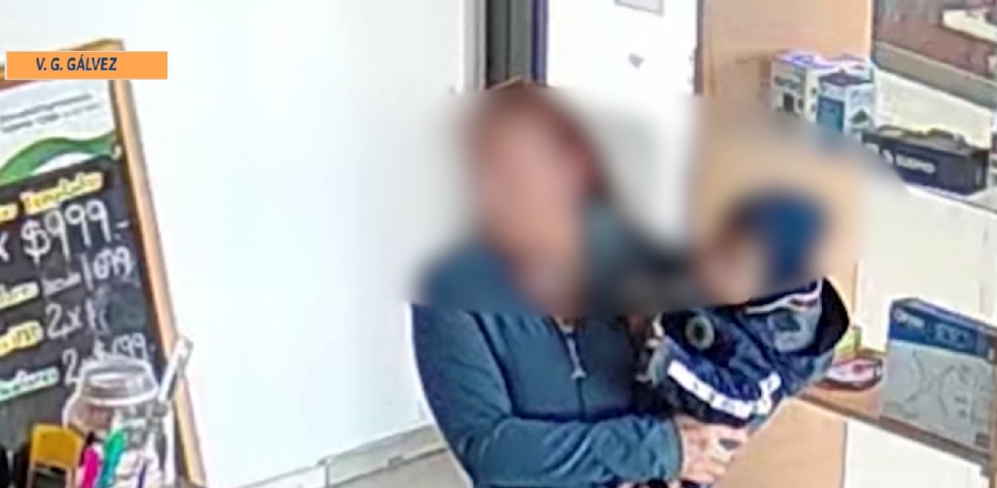 Con un bebé en brazos robó las propinas de un local
