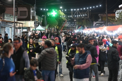 EXITOSA &quot;TARDECITA DE PEATONAL&quot; EN AVENIDA FILIPPINI